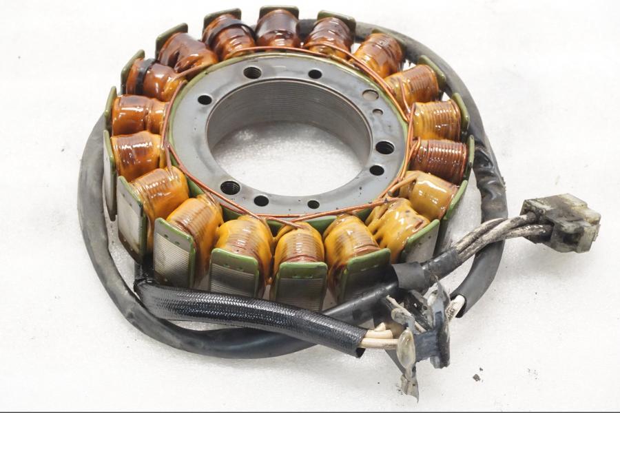 Framsidan på Generator från en Yamaha XVZ 13TD -1999 motorcykel.