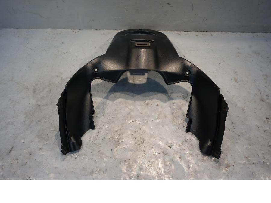 Baksidan på Bensintankskåpa från en Ducati Diavel -2015 motorcykel.