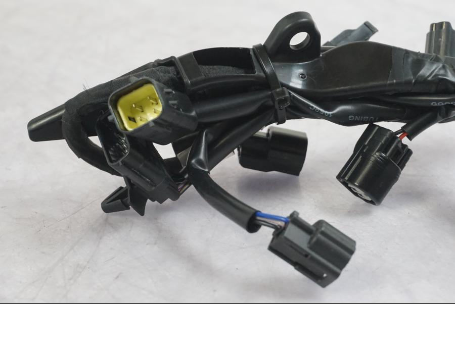 Snett uppifrån på Kablage från en KTM 1290 Super Duke R -2022 motorcykel.