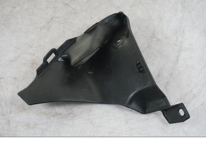 Höger sida på Sidkåpa innerplast från en Yamaha MT-09 -2024 motorcykel.