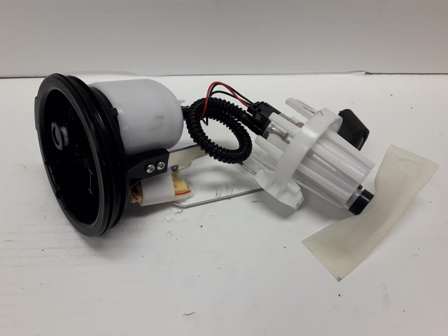 Framsidan på Bensinpump insprut från en BMW R 1250 RS -2020 motorcykel.