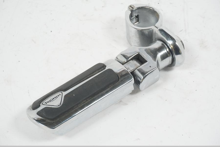 Framsidan på Highwaypegs från en Triumph Rocket III -2007 motorcykel.