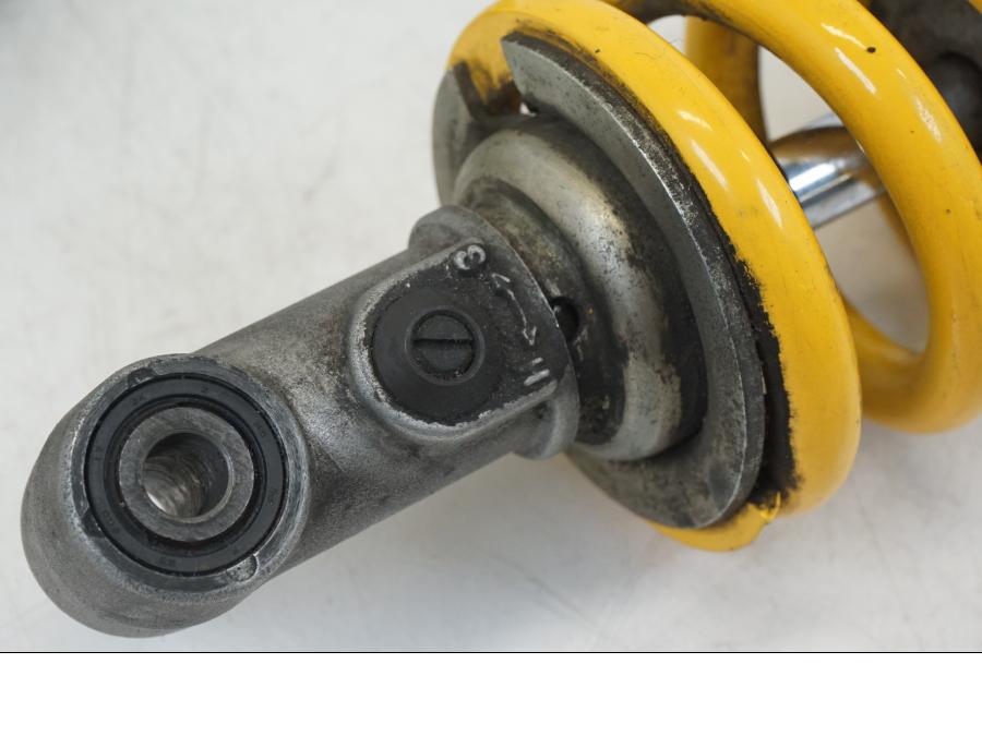 Baksidan på Stötdämpare från en Triumph TT 600 -2002 motorcykel.