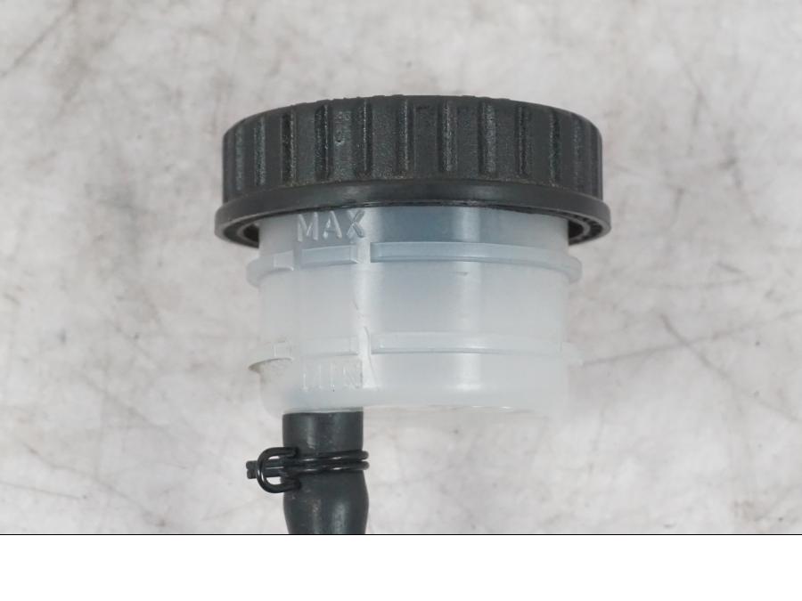 Vänster sida på Bromsvätskebehållare från en Ducati Multistrada V4 -2024 motorcykel.