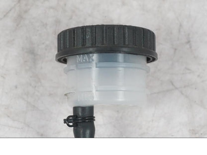 Vänster sida på Bromsvätskebehållare från en Ducati Multistrada V4 -2024 motorcykel.