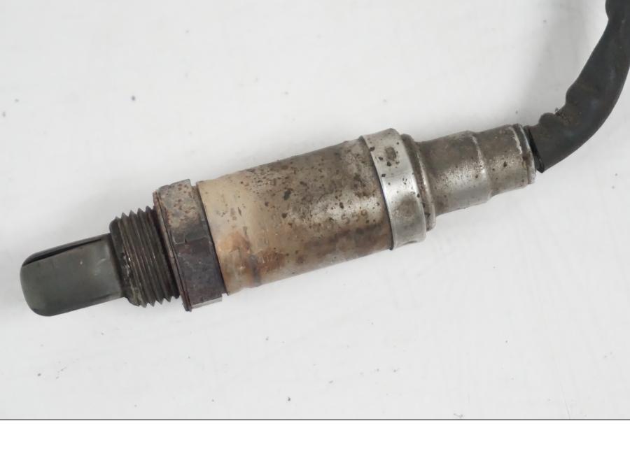 Baksidan på Lambdasond från en BMW F 650 CS -2002 motorcykel.