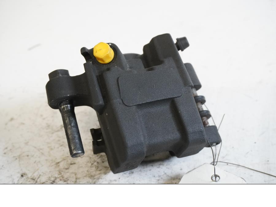 Baksidan på <p>Bromsok bak från Kawasaki Z 800 ABS 2014.</p>

<p>Nissin, ett kolvs ok.</p> motorcykel.