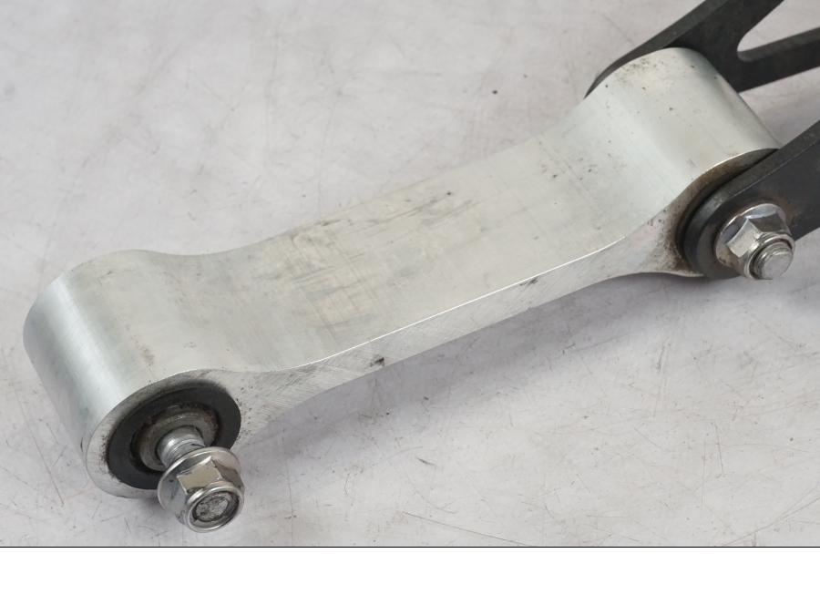 Höger sida på Stötdämparlänkage från en Kawasaki Z 900 -2019 motorcykel.