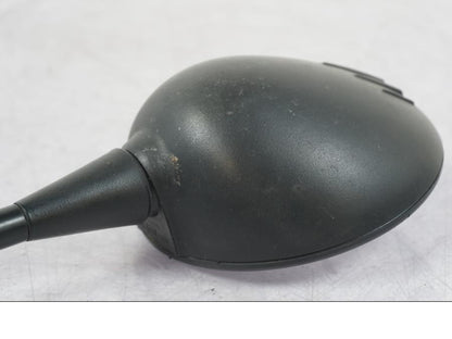 Snett nerifrån på Backspegel från en BMW R 1200 GS -2005 motorcykel.