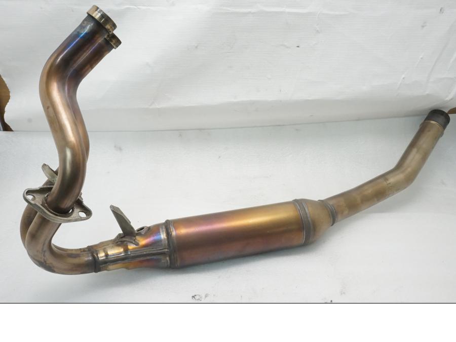 Framsidan på Grenrör från en Kawasaki Z 400 -2020 motorcykel.