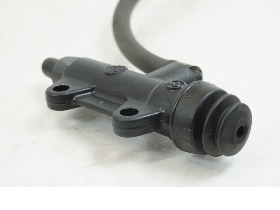 Snett nerifrån på Bromshuvudcylinder från en BMW F 650 CS -2003 motorcykel.