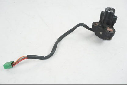 Extrabild1 på <p>Låssats från Suzuki TL 1000 S 1997.</p>

<p>Tändningslås, tanklock, sadellås och 1st nyckel.</p>

<p>Repor finns på tanklocket, slitage av lack på tändningslåset även att gummi skyddet för kabel har ett hål se bild.</p> motorcykel.