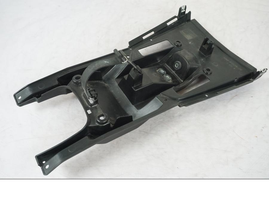 Vänster sida på Undertail från en Yamaha MT 125 -2017 motorcykel.