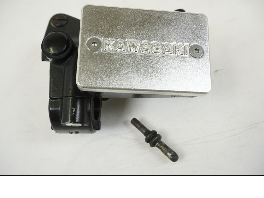 Framsidan på Kopplingshuvudcylinder från en Kawasaki ZZR 1100 -1994 motorcykel.