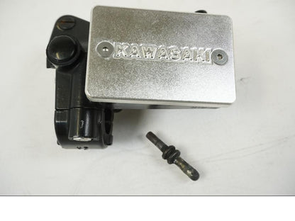 Framsidan på Kopplingshuvudcylinder från en Kawasaki ZZR 1100 -1994 motorcykel.