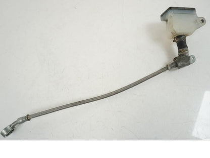 Snett nerifrån på Bromsvätskebehållare från en Suzuki VS 1400 -1999 motorcykel.