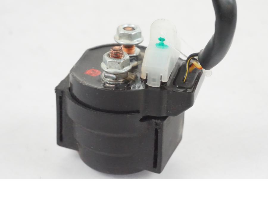 Snett uppifrån på Startrelä från en KTM 390 Adventure -2021 motorcykel.