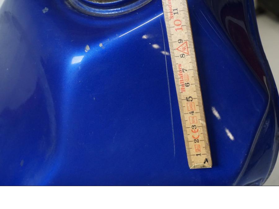 Snett uppifrån på Bensintank från en Yamaha DT 125 -2006 motorcykel.