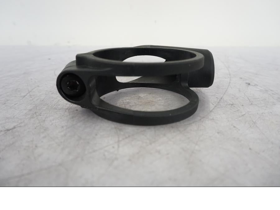 Vänster sida på Blinkersfäste från en KTM 1290 Super Duke R -2023 motorcykel.