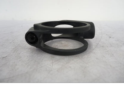 Vänster sida på Blinkersfäste från en KTM 1290 Super Duke R -2023 motorcykel.