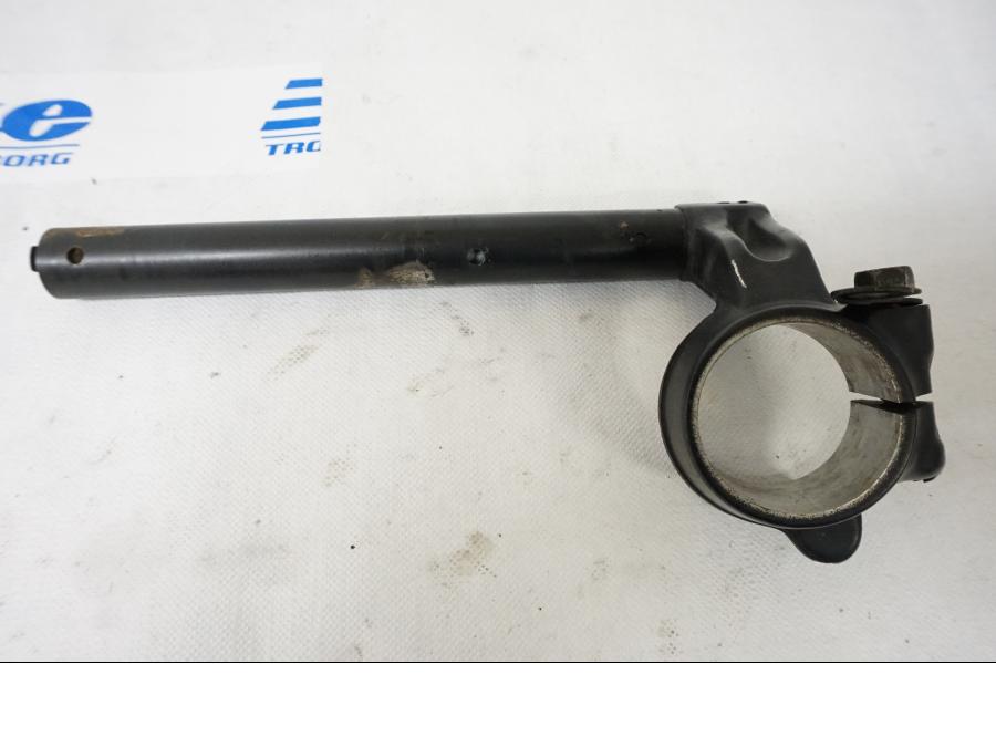 Framsidan på Styre från en Honda CBR 900 RR -1997 motorcykel.