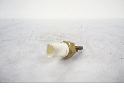 Baksidan på Vattentermostatgivare från en KTM 790 Duke -2019 motorcykel.