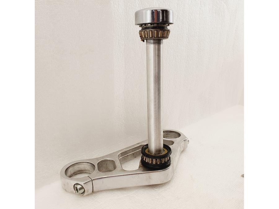 Snett nerifrån på Gaffelkrona från en H-D V-Rod 1130 -2005 motorcykel.