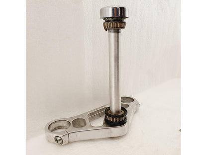 Snett nerifrån på Gaffelkrona från en H-D V-Rod 1130 -2005 motorcykel.