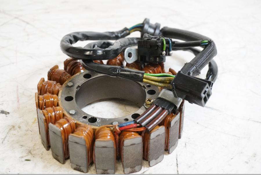 Framsidan på Generator från en Suzuki TL 1000 S -1997 motorcykel.