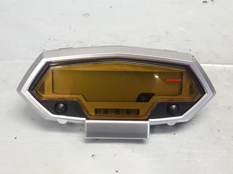 Framsidan på Instrumentpanel från en Kawasaki Z 1000 -2013 motorcykel.