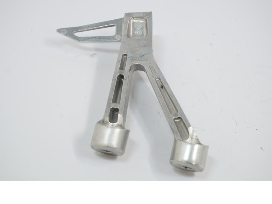 Snett nerifrån på Fotpinnefäste från en Honda CB 650 R -2019 motorcykel.