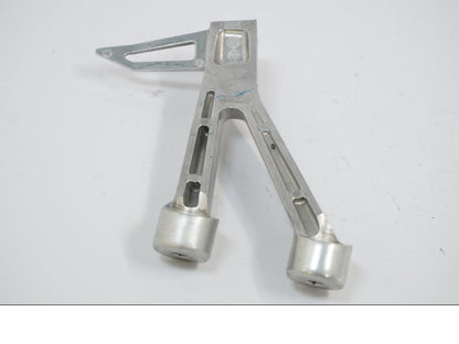 Snett nerifrån på Fotpinnefäste från en Honda CB 650 R -2019 motorcykel.