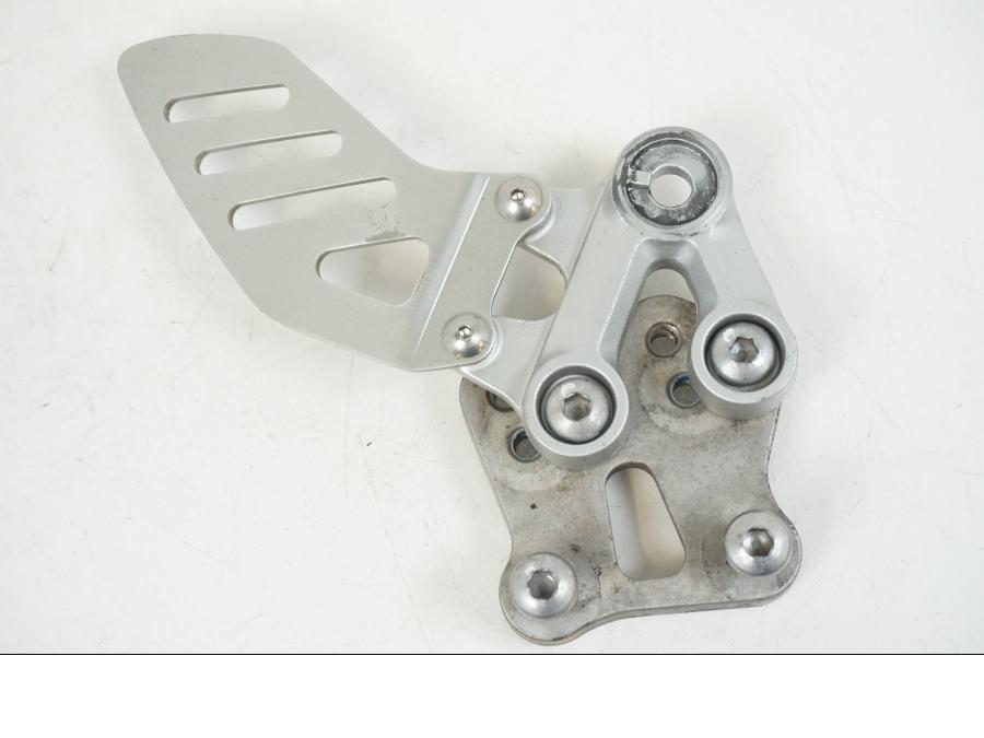 Framsidan på Fotpinnefäste inre från en Suzuki GSX-R 1000 -2007 motorcykel.