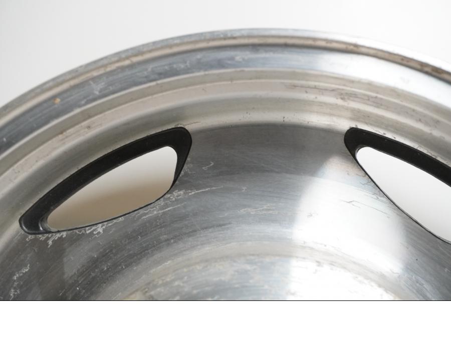 Snett uppifrån på Fälg från en Suzuki VL 1500 -1998 motorcykel.