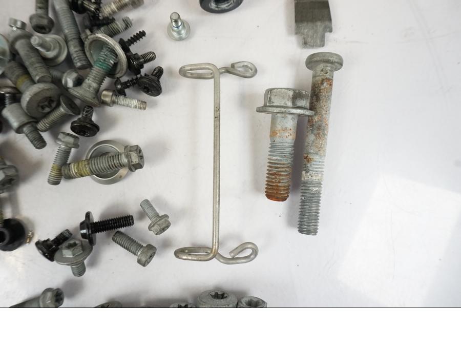 Höger sida på Skruv / Mutter etc från en KTM 790 Duke -2019 motorcykel.