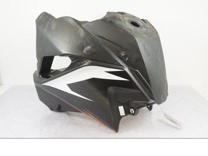 Vänster sida på Bensintank från en KTM 1290 Super Adventure R -2018 motorcykel.