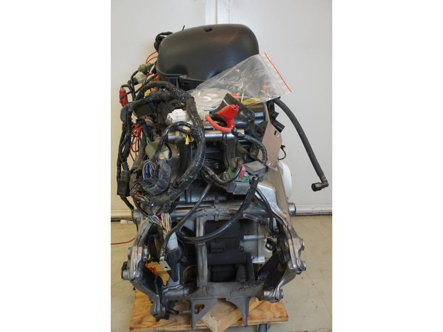 Snett nerifrån på Motorpaket från en Honda NT 700 -2008 motorcykel.