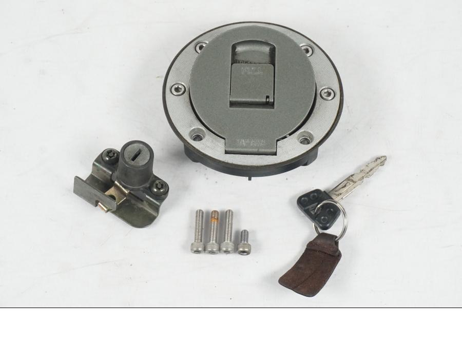 Framsidan på <p>Tanklock från Yamaha FZ-S 600 1998.</p>

<p>Med 1st nyckel och sadellås.</p> motorcykel.