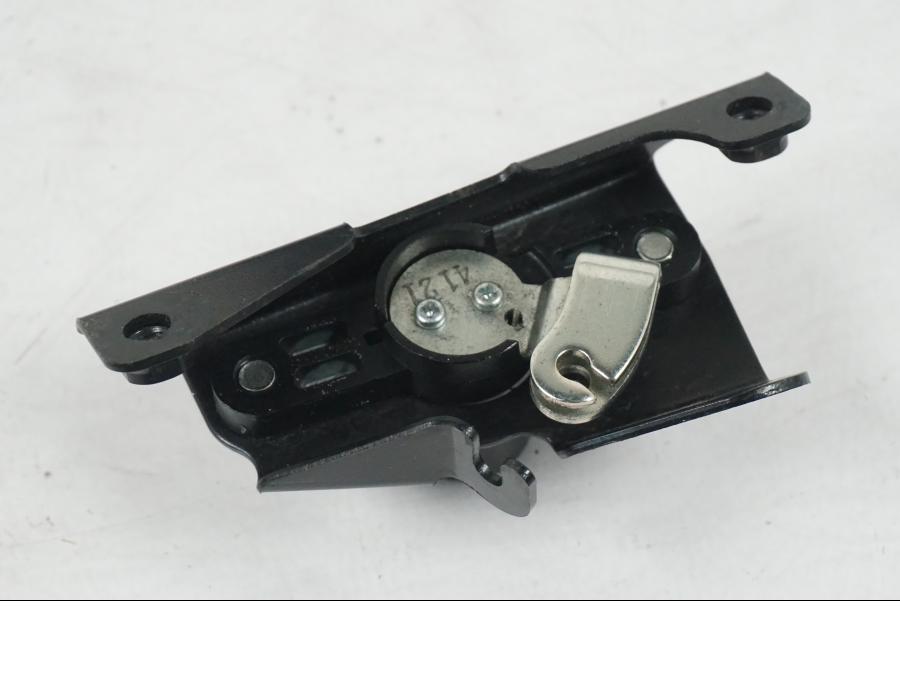 Höger sida på <p>Låssats från Kawasaki ER-6N ABS 2014.</p>

<p>1st nyckel, tändningslås, sadellås, tanklock.</p>

<p>(småmärken finns på locket).</p> motorcykel.