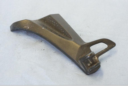 Framsidan på Fotpinnefäste från en Suzuki GSX 1300 BK -2008 motorcykel.