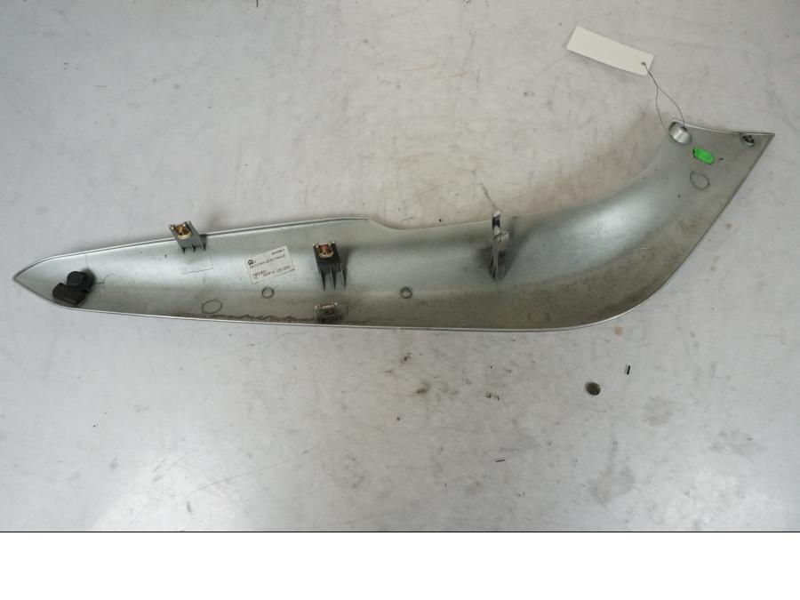 Snett nerifrån på Sidopanel från en BMW R 850 R -2004 motorcykel.