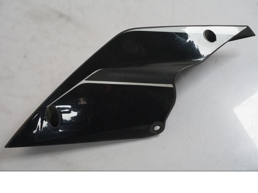 Baksidan på Bakvinge från en KTM 1290 Super Duke R -2015 motorcykel.