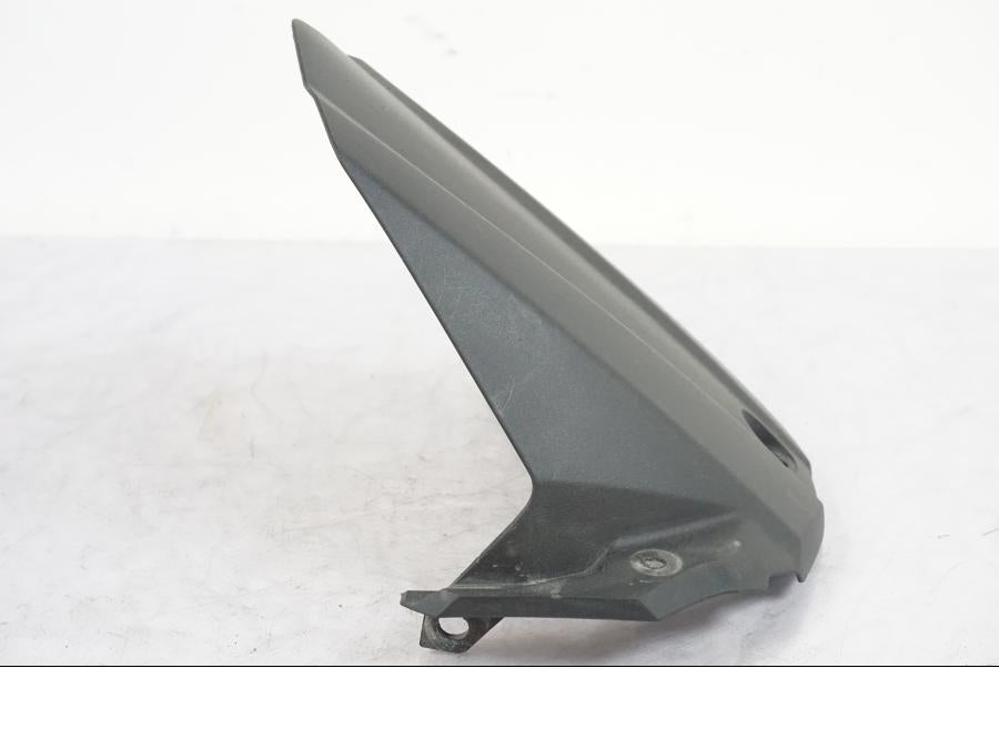 Vänster sida på Svingskärm från en Suzuki GSX-S 1000 -2017 motorcykel.