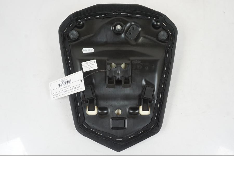 Snett nerifrån på Sadel från en KTM 1290 Super Duke R EVO -2023 motorcykel.