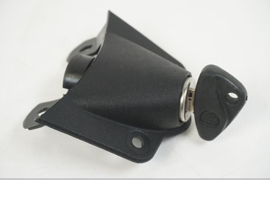 Baksidan på Sadellåsmekanism från en BMW F 650 CS -2002 motorcykel.