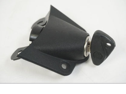 Baksidan på Sadellåsmekanism från en BMW F 650 CS -2002 motorcykel.