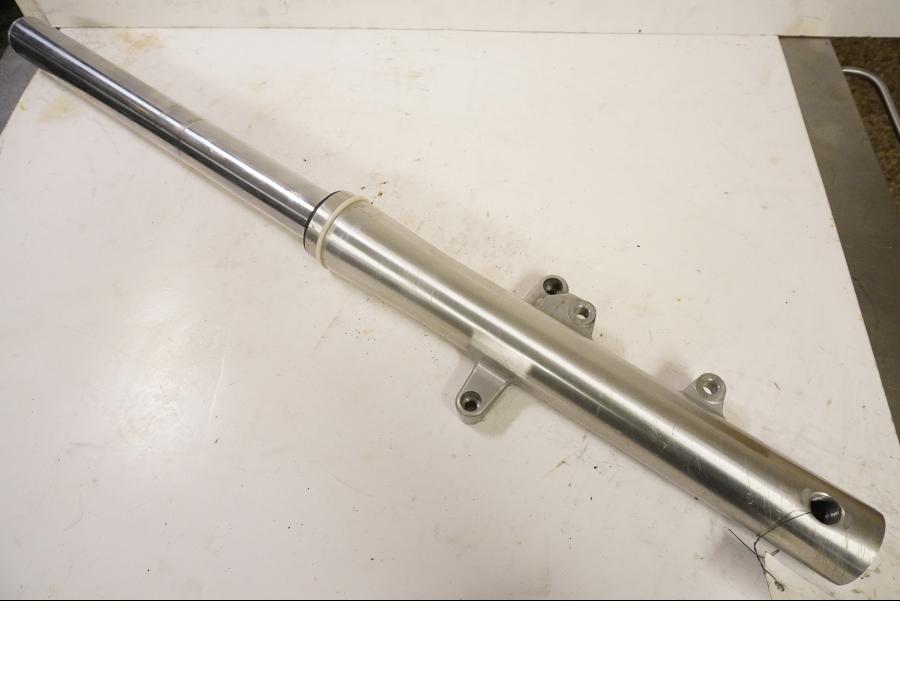 Framsidan på Gaffelben från en Yamaha XV 1600 -2002 motorcykel.