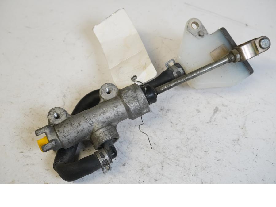 Framsidan på Bromshuvudcylinder från en Suzuki DL 1000 -2004 motorcykel.