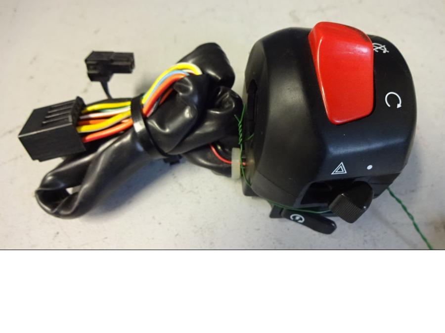 Framsidan på Styrelreglage från en Suzuki GSF 1200 -2005 motorcykel.