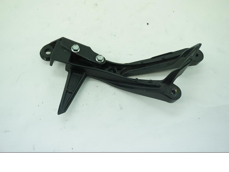 Baksidan på Fotpinnefäste från en KTM RC 390 -2019 motorcykel.